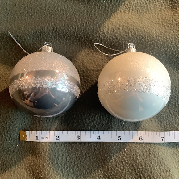 Gorgeous handcrafted European 3” glass ornaments. 2 silver, 2 white with glitter - Picture 3 of 6